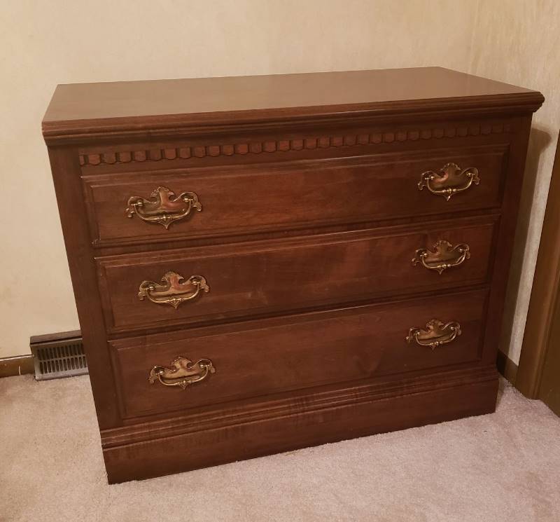 lot 2237 image: Ethan Allen 3 Drawer Chest - 34 in. x 17 in x 28 in.