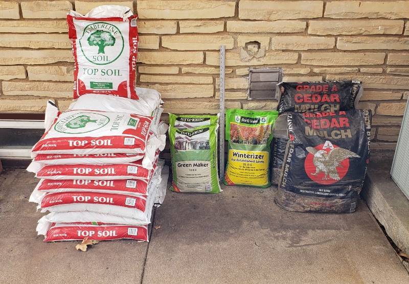 lot 2246 image: Lot of Outdoor Bagged Top Soil (17), Cedar Mulch (2), and Ferti-Lome Fertilizer (3)
