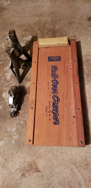 lot 2289 image: All-over Creeper, Pair of Jack Stands, and Toyota Scissor Jack