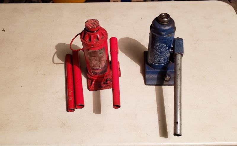 lot 2291 image: Pair of 5 Ton Bottle Jacks - one Ford and one Travway - both operate as they should