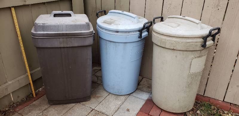 lot 2326 image: 3 Large Plastic Refuse Containers with Lids - (2) are Rubbermaid Bruisers