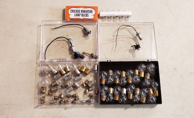 lot 2339 image: Lot of Automotive and Flashlight Bulbs