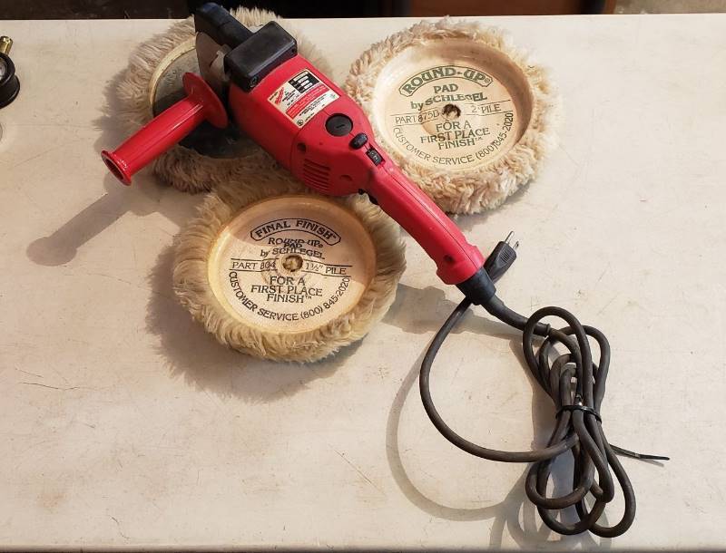 lot 2340 image: Milwaukee 7 in. Dial Speed Control Polisher with 3 Round-up Pads - works