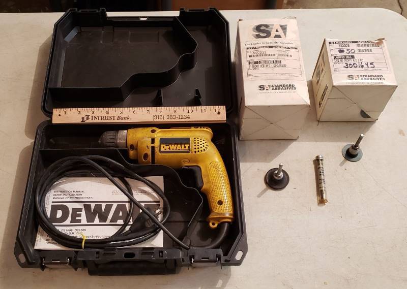lot 2342 image: Dewalt D21008 Electric V.S.R. Drill (works)with Case, 2 in. CondDeburr Discs and 1 12 in. Sanding Discs