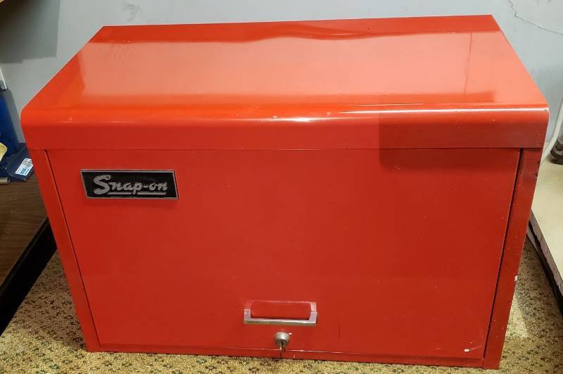lot 2352 image: Snap-on Fold Down 9 Drawer Tool Box with Key - many tools are included with the tool box - 26 in.x 15 in.x 17 in.
