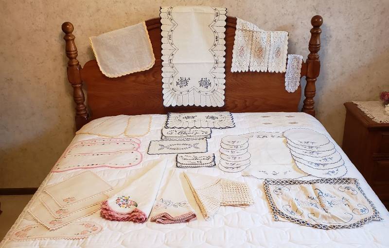 lot 2357 image: Lot of Vintage Linens II