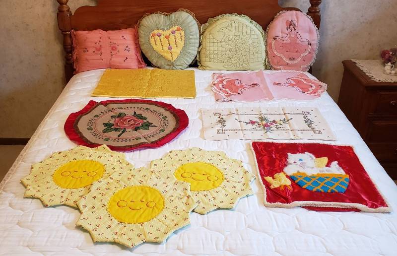 lot 2359 image: Lot of Vintage Linen III - Pillows  Cases