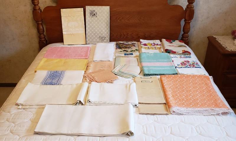 lot 2360 image: Lot of Vintage Table Clothes  Napkins