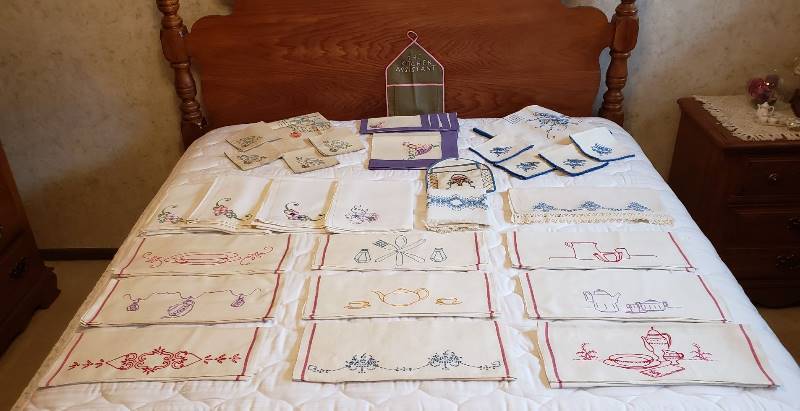 lot 2361 image: Lot of Vintage Kitchen Linens.