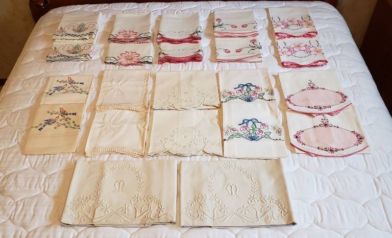 lot 2362 image: Lot of Vintage Pillowcases