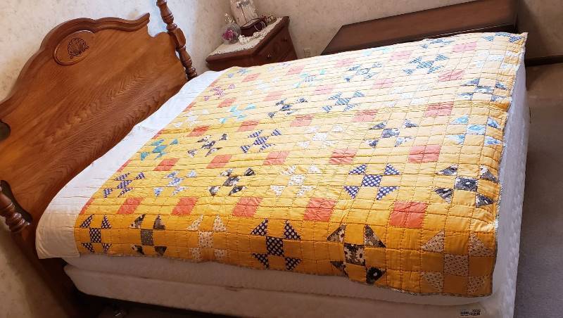 lot 2364 image: Handmade Quilt 66 in. x 80 in.
