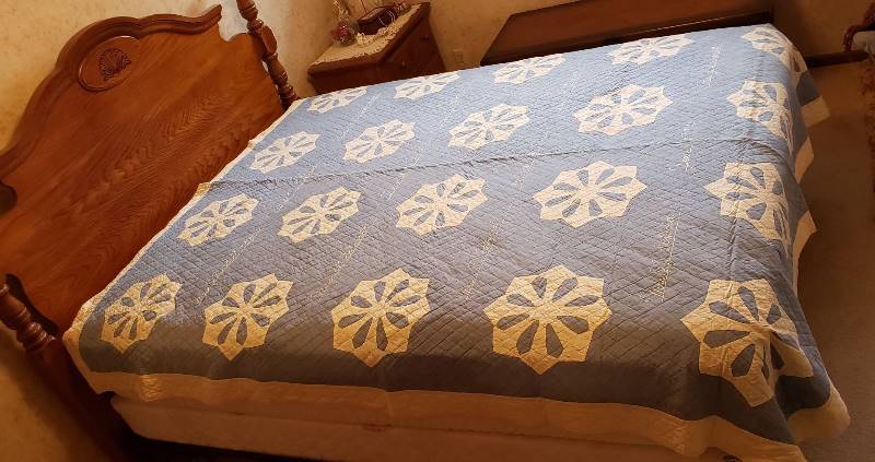 lot 2365 image: Antique Handmade Friendship 1914 Quilt 72 in. x 90 in.