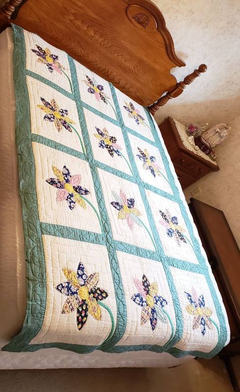 lot 2366 image: Handmade Quilt 54 in. x 84 in.
