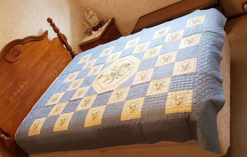lot 2368 image: Handmade Quilt 68 in. x 81 in.