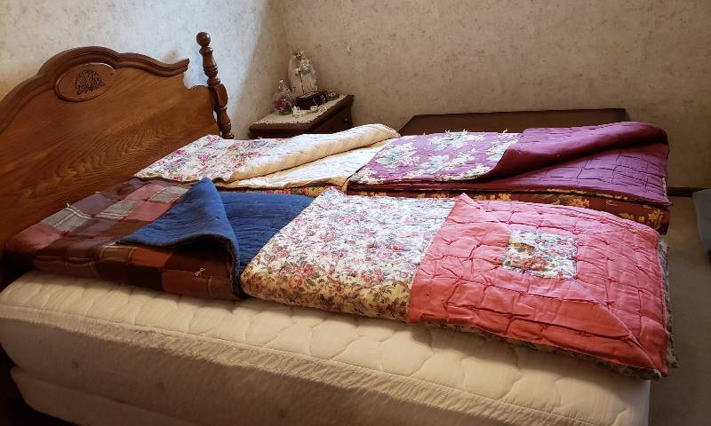 lot 2371 image: Lot of (4) Tied Blanket Quilts
