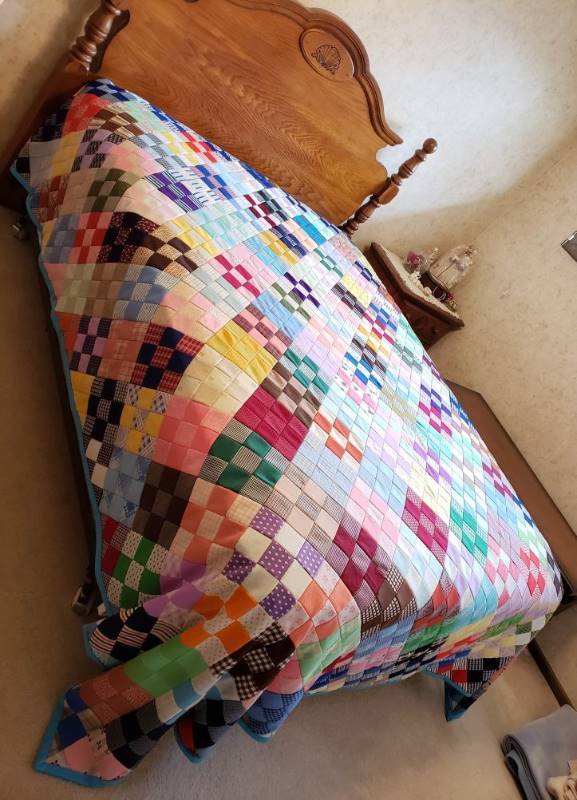 lot 2372 image: Vintage Double Polyester Queen Comforter Quilt 92 in. x 101 in.