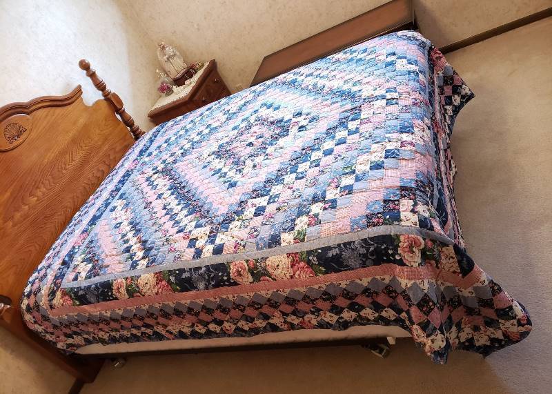lot 2373 image: Handmade Quilt 87 in. x 98 in.