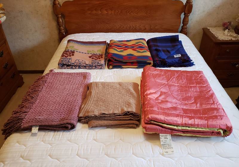 lot 2376 image: Lot of Throws and Blankets