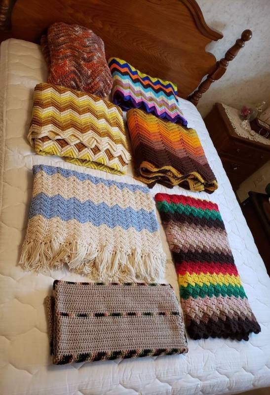 lot 2377 image: Lot of Afgans