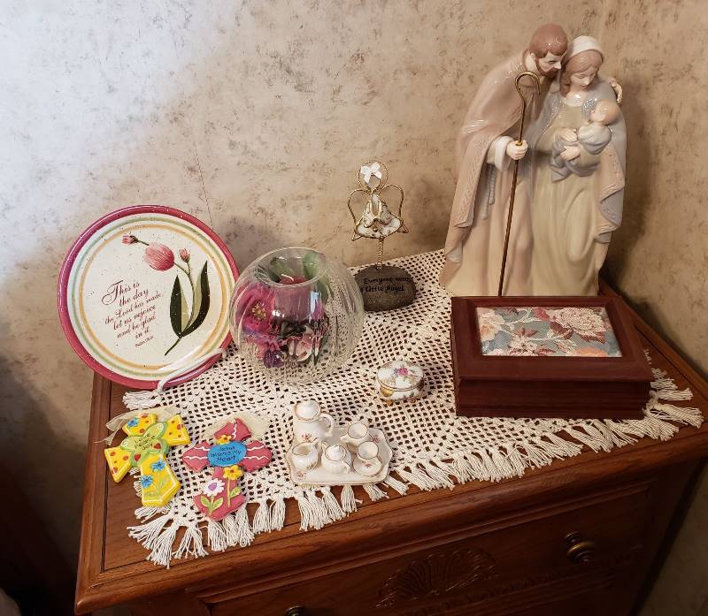 lot 2378 image: Lot of Home Decor on Bedroom Night Stand