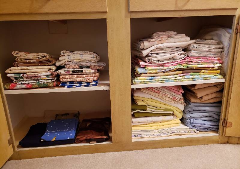 lot 2383 image: Contents of Lower Linen Closet - Many Vintage Sheet Sets