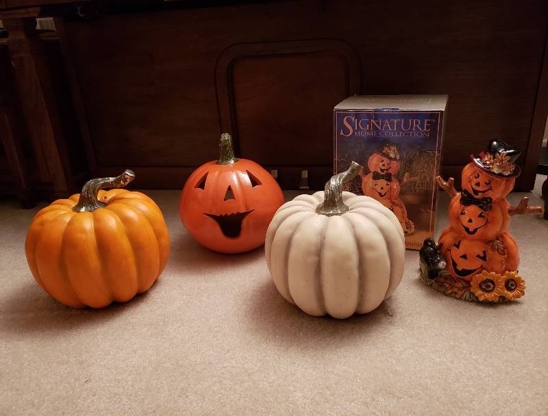lot 2385 image: Lot of Ceramic Pumpkin Decor