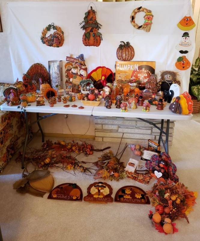 lot 2387 image: Large Lot of Fall and Thanksgiving Decor
