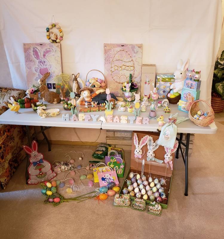 lot 2388 image: Large Lot of Easter Decor