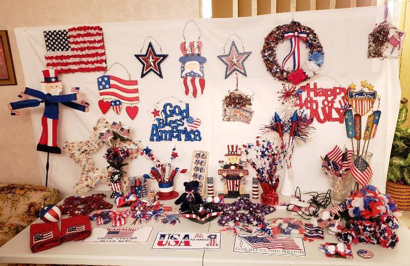 lot 2389 image: Lot of Fourth of July Decor