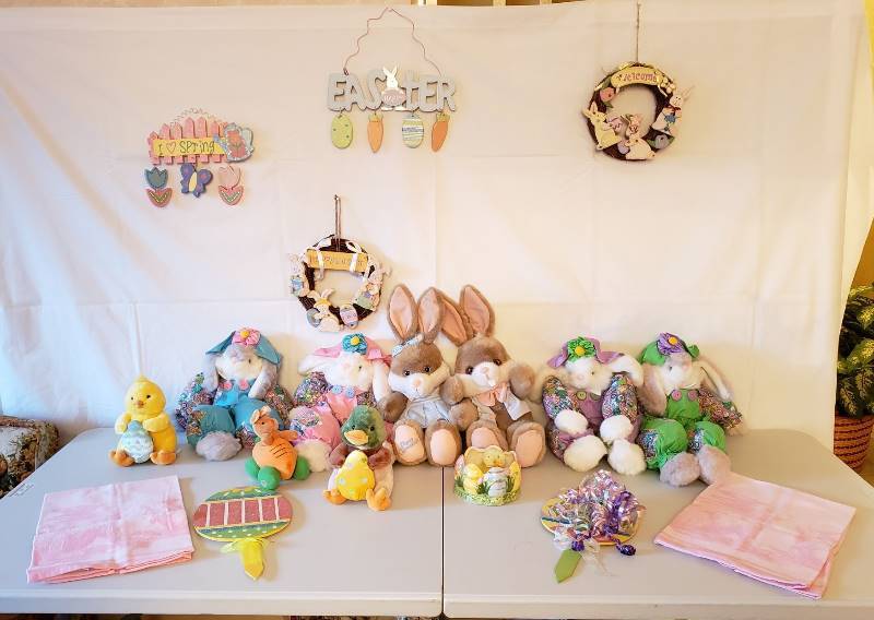 lot 2390 image: Lot of Easter Decor
