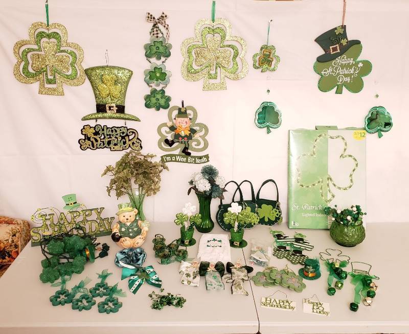 lot 2391 image: Lot of St. Patricks Day Decor