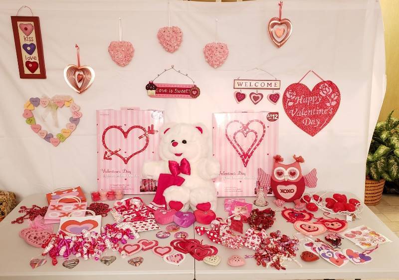 lot 2392 image: Lot of Valentines Day Decor