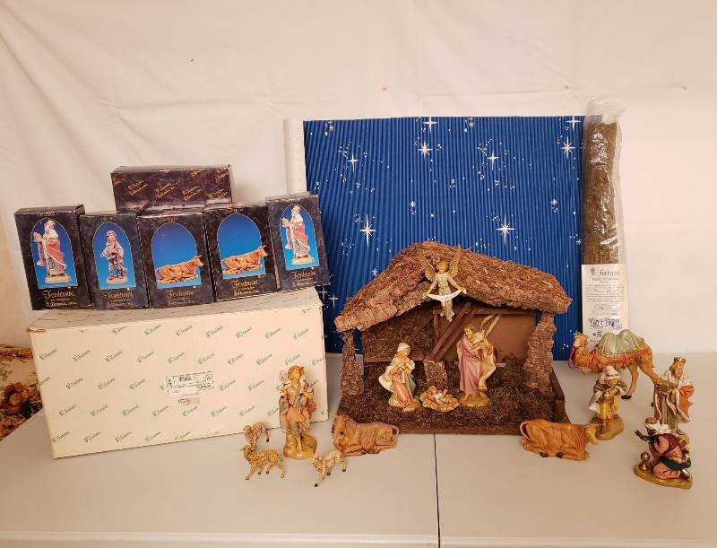 lot 2399 image: Fontanini Nativity Set with Wood Creche Stable and Accessories