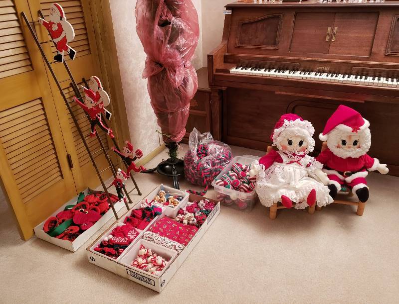 lot 2403 image: Lot of Christmas Decor