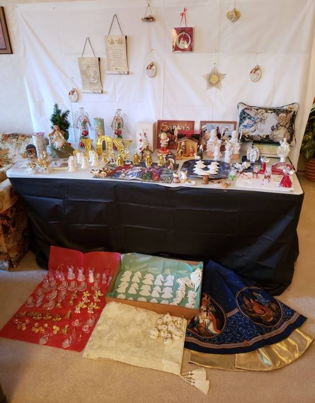 lot 2404 image: Lot of Christmas Decor
