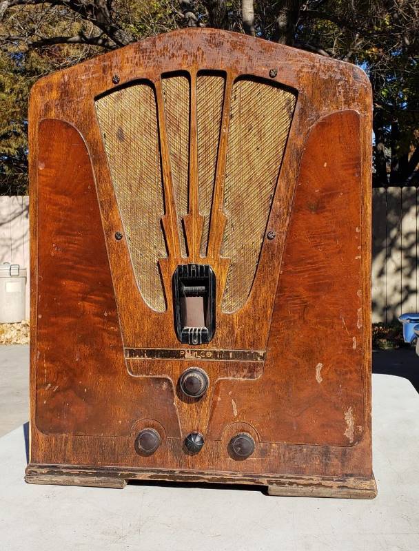 lot 2408 image: Antique Philco Tube Radio - Powers On - 16 in.x 22 in.x 12 in.