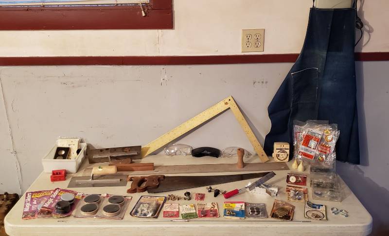 lot 2422 image: Lot of Home Maintenance Products and Tools
