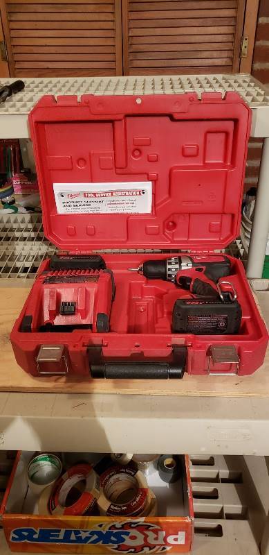 lot 2429 image: Milwaukee 18 V Lithium-ion Battery Powered Drill with Charger - works