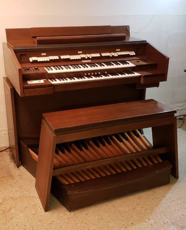 lot 2447 image: Allen Digital Computer Organ with Feet Pedals and Music Holding Bench - 56 in. x 50 in. x 45 in. - located in Basement and will need to be dis-assembled - Powers on