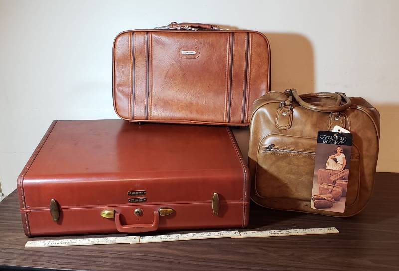 lot 2449 image: Lot of Luggage - one hard case and two soft sides (Samsonite & Airway) - various sizes