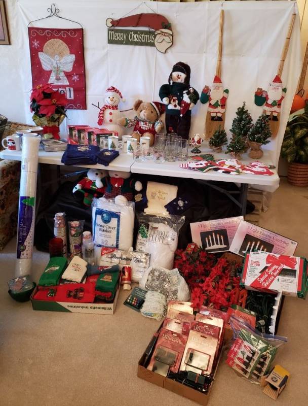 lot 2462 image: Lot of Christmas Decor