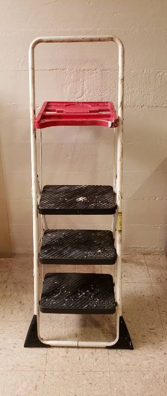 lot 2468 image: Cosco 3 step Painters Step Ladder