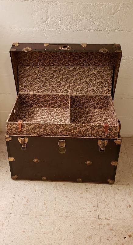 lot 2469 image: Metal Clad Streamer Chest with inner shelf compartment - 32 in. x 19 in. x 22 in. - it has two good leather handles