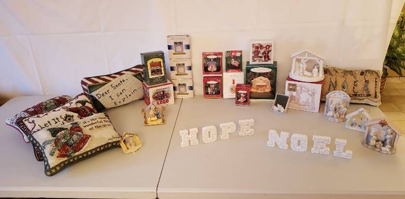 lot 2470 image: Lot of Christmas Decor