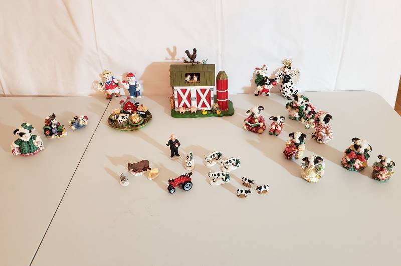 lot 2471 image: Lot of Vintage Mary Moo Moos by Enesco and Coordinating Decor