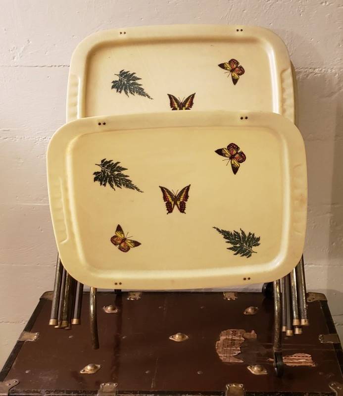 lot 2478 image: Set of Vintage Fiberglass Butterfly Decor TV trays - Missing one caster wheel