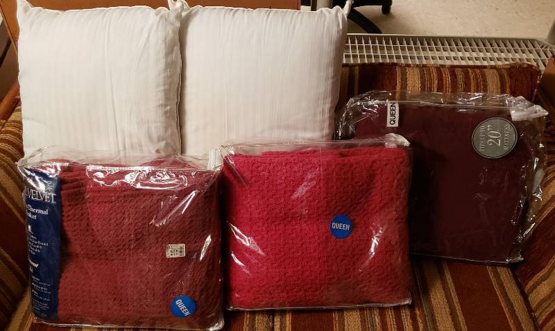 lot 2483 image: Lot of 3 Cotton Thermal Blankets - Queen Size & 2 Pillows