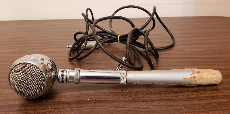 lot 2487 image: Vintage Hand Held Astatic T-3 Microphone