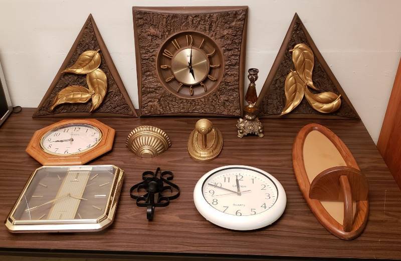 lot 2504 image: Lot Of Retro Decor and 3 Battery Powered Clocks