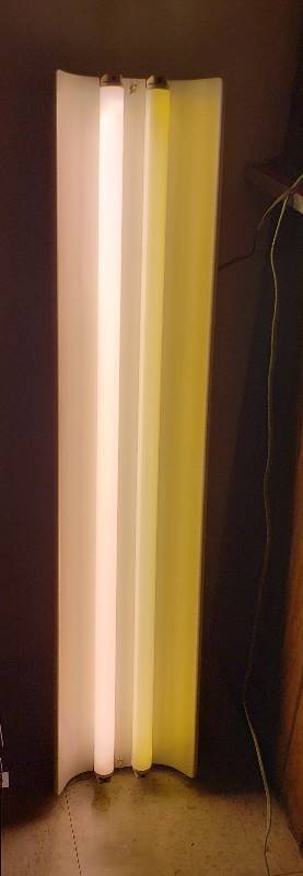 lot 2507 image: 4 ft. Double Fluorescent Bulb Light Fixture with Short Plug in Cord - works